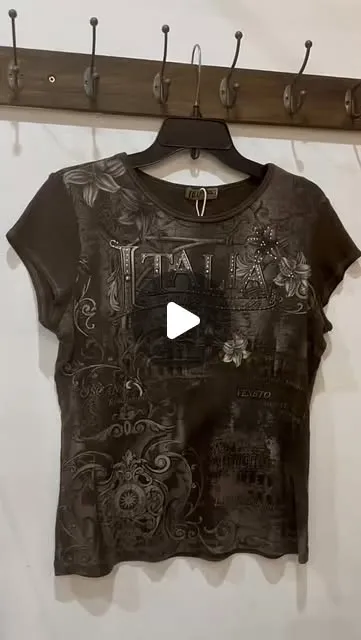 Áo thun vintage họa tiết tối màu tại Yên Mây