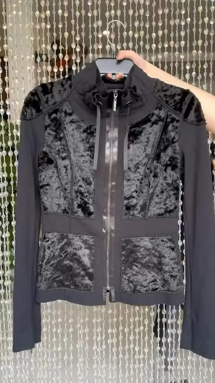 Áo track jacket nhung đen — được Yên Mây Vintage tuyển chọn