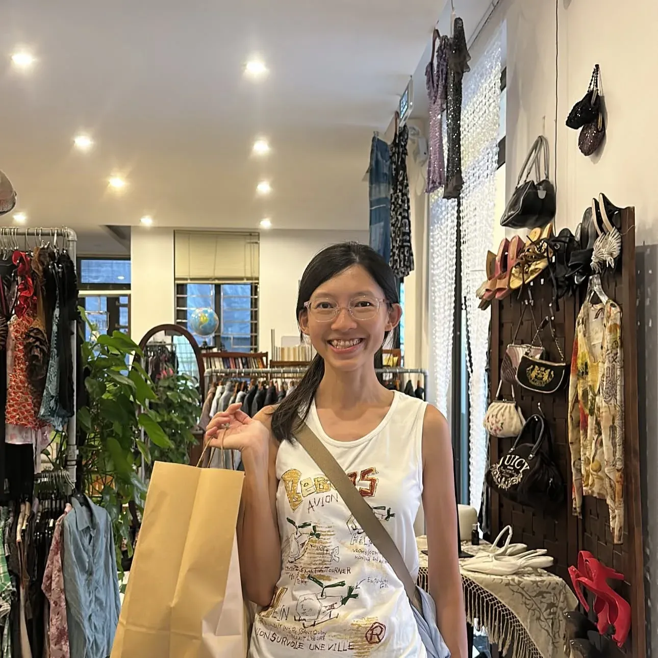 Customer look at Yen May Vintage, Da Nang, photo 20
