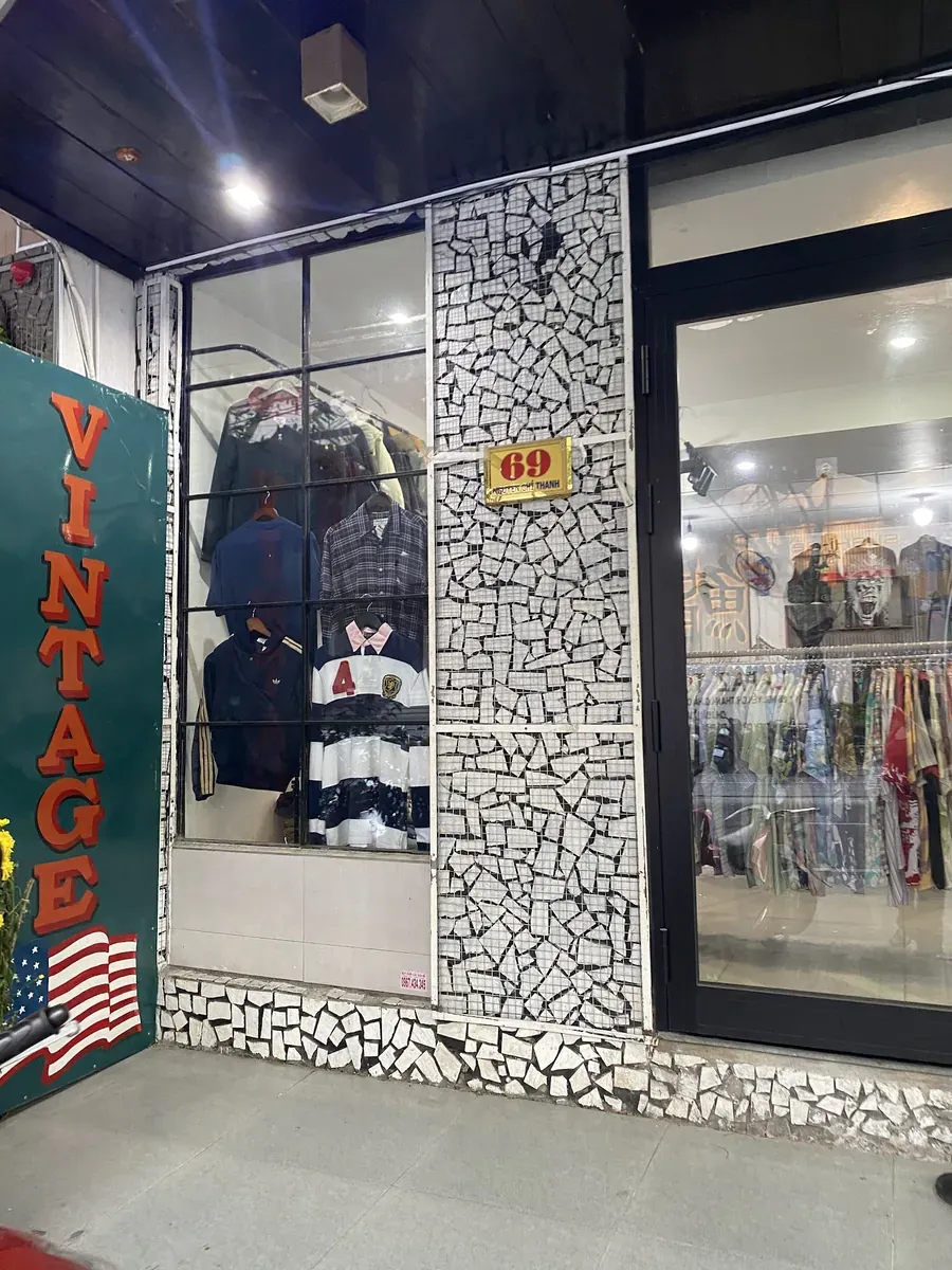 岘港中心的 PEACE.oldclothing 店铺