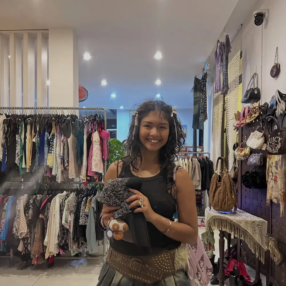 Customer visiting Yen May Vintage in Danang