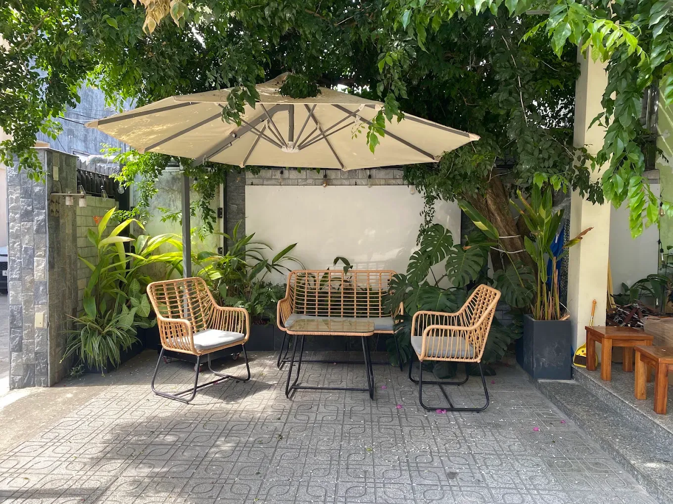 Outdoor patio and seating at Yen May Vintage in Da Nang
